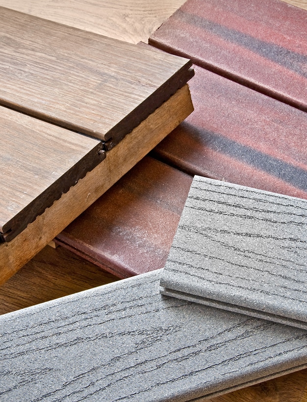 Lames de terrasse composite : échantillons et coloris Échantillons de lames de terrasse en bois composite aux textures variées de couleur grise, marron et rouge.