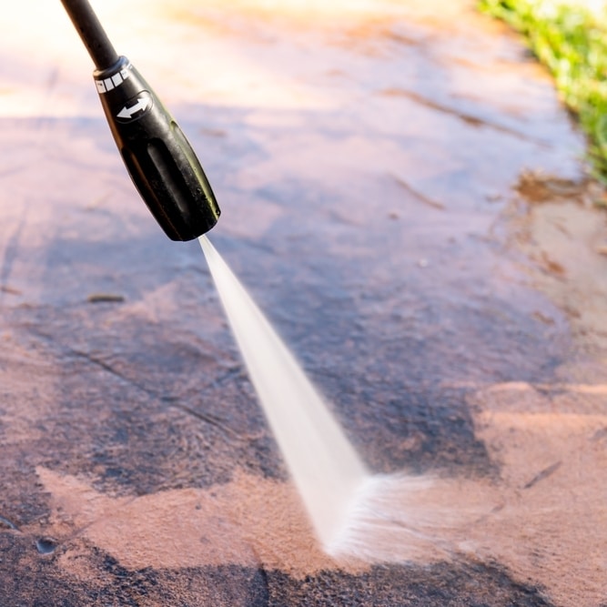 Nettoyage Haute Pression : Pour une Terrasse Comme Neuve Nettoyage haute pression d'une terrasse en pierre pour éliminer la saleté et retrouver l'aspect d'origine.